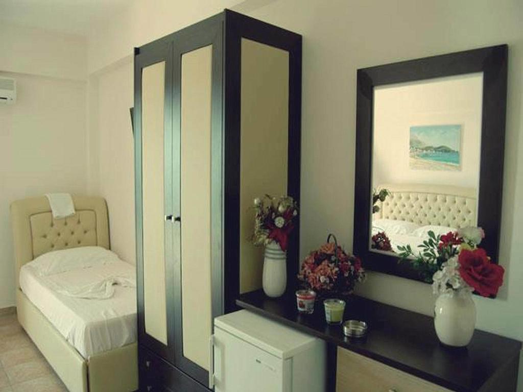 Himara Hostel Room photo