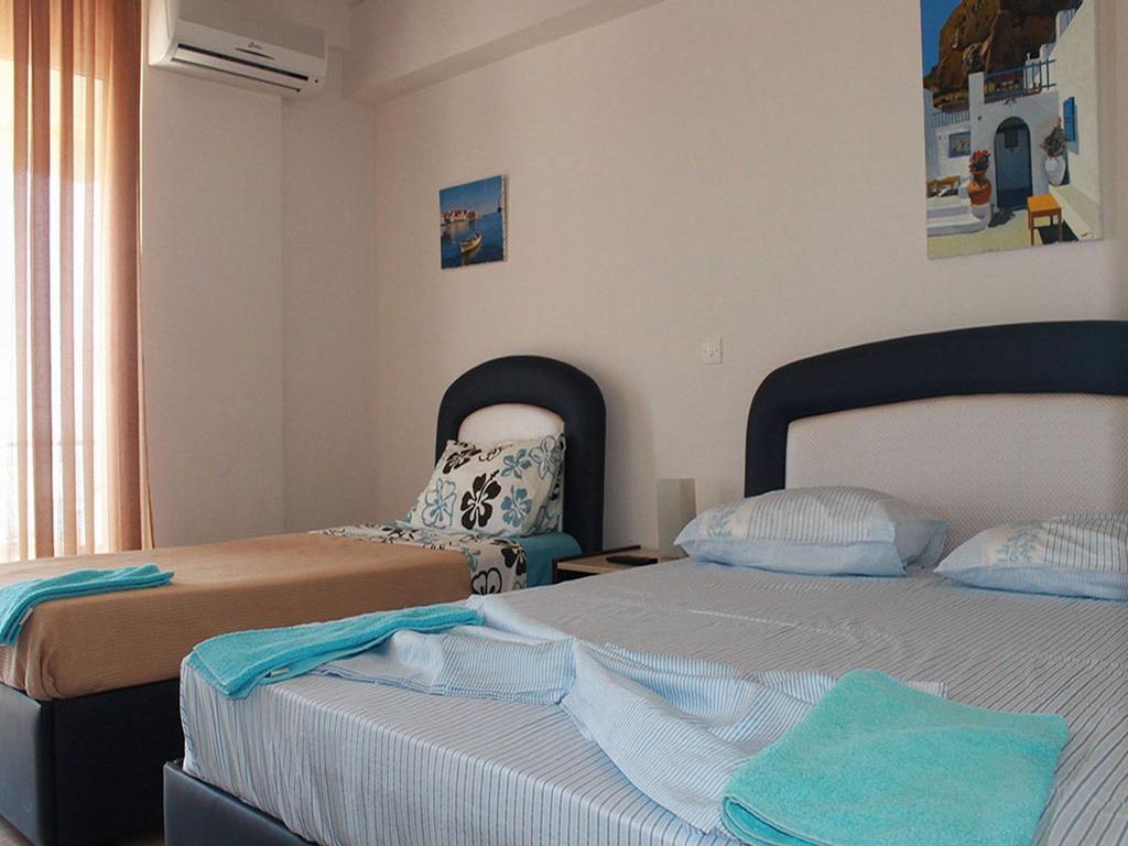 Himara Hostel Room photo