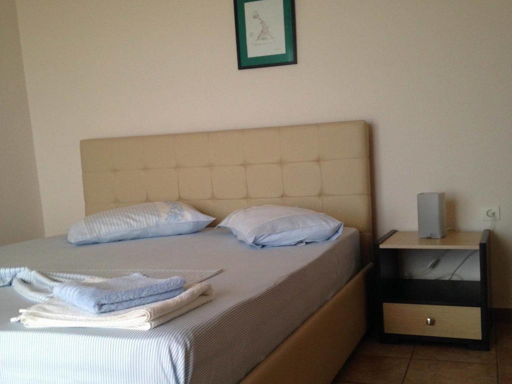 Himara Hostel Room photo